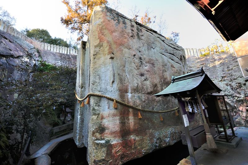 水に浮かぶ謎の巨石「石の宝殿」とは!?　強力パワースポット　兵庫県高砂市　生石（おうしこ）神社
