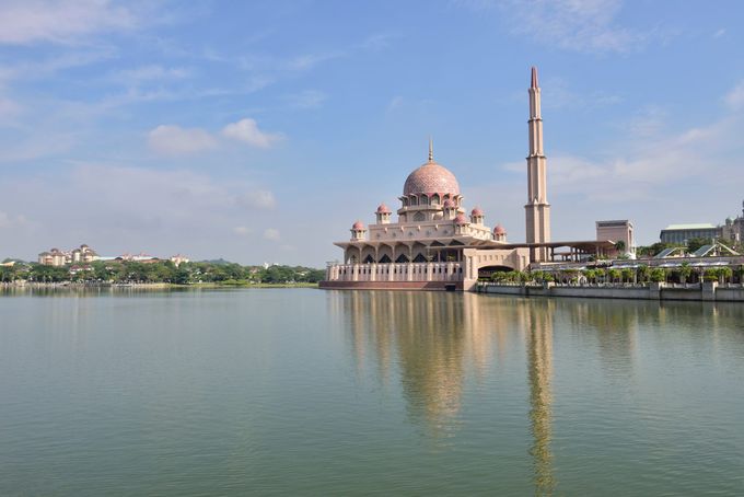湖上から見るピンクモスク