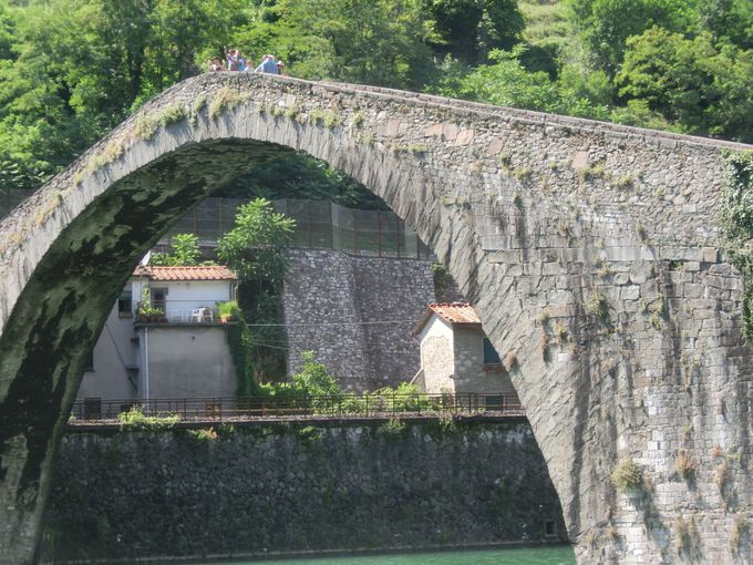 中世の伝説が残る巨大な石橋 イタリア トスカーナ 悪魔の橋 イタリア Lineトラベルjp 旅行ガイド