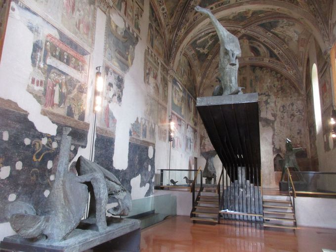 中世フレスコ画と近代彫刻との調和が美しい「タウ教会」