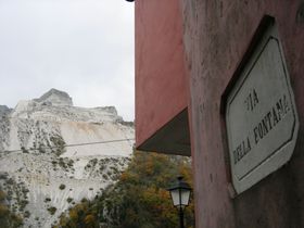 ɏ̃hɐہI嗝΂Ɉ͂܂ꂽC^ȂuRi[^v̋LTlC