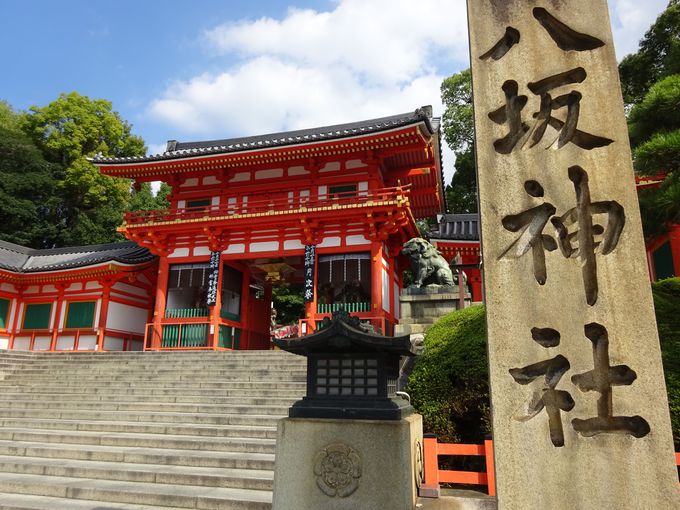 八坂神社の西楼門は観光客に人気の写真スポット！