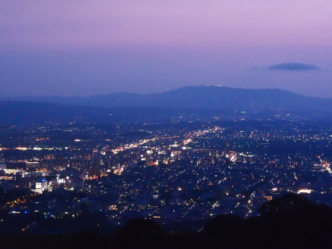 新日本三大夜景も！奈良「若草山」で抜群のロケーションを満喫