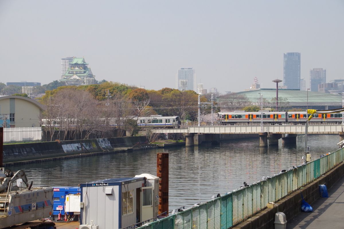 大阪城天守閣と列車の競演が楽しめる「下城見橋」