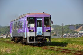 ���Ɍ��쐼���𑖂郍�[�J�����u�k��S���v�ŉw�Ƀ��}���𖞋i�I�̋L���T���l�C��