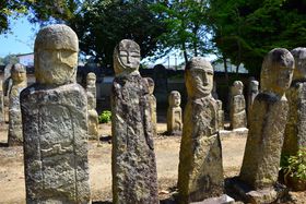 ���Ɍ��E�����X���u�k���̏h�v�Ɨ������ɓ�̐Ε���K�˂悤�I�̋L���T���l�C��