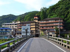 鳥取・三朝温泉「三朝薬師の湯 万翆楼」は源泉かけ流しの老舗旅館