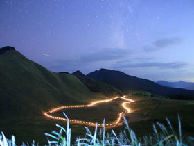 奈良・ススキの名所「曽爾高原」で山灯りと星空を満喫！