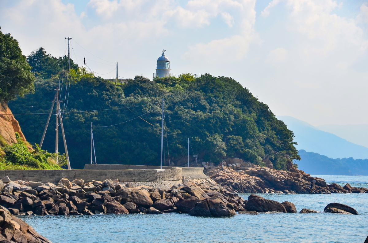 与島のシンボル「鍋島灯台」は備讃瀬戸航路の安全を守る
