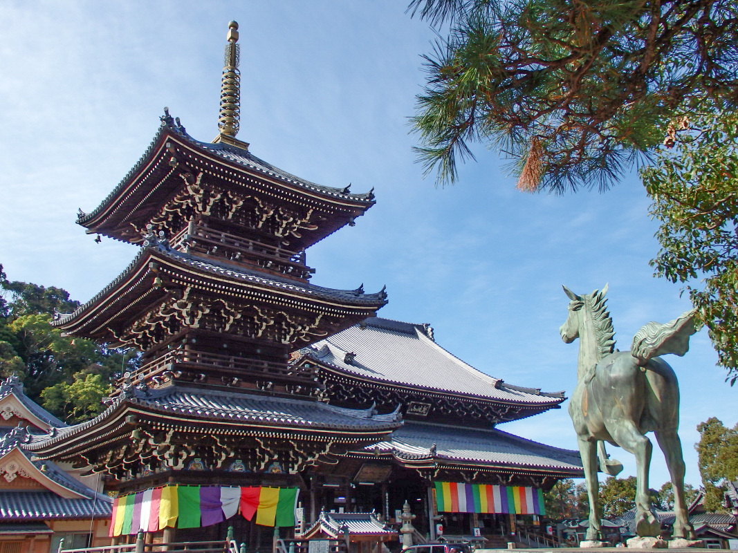 明治以前に建てられた大阪府内唯一の三重塔がある水間寺