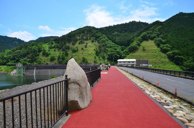まるで巨大なアート 滋賀 青土ダムの唯一無二の 洪水吐 滋賀県 トラベルjp 旅行ガイド