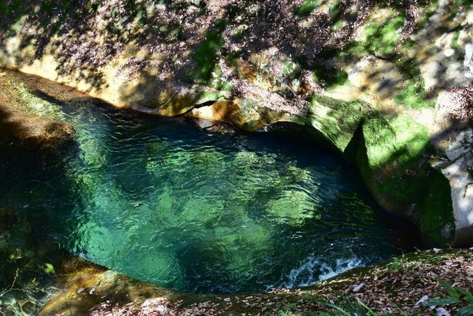 エメラルドグリーンの滝壺が鮮やかな「龍鎮の滝」