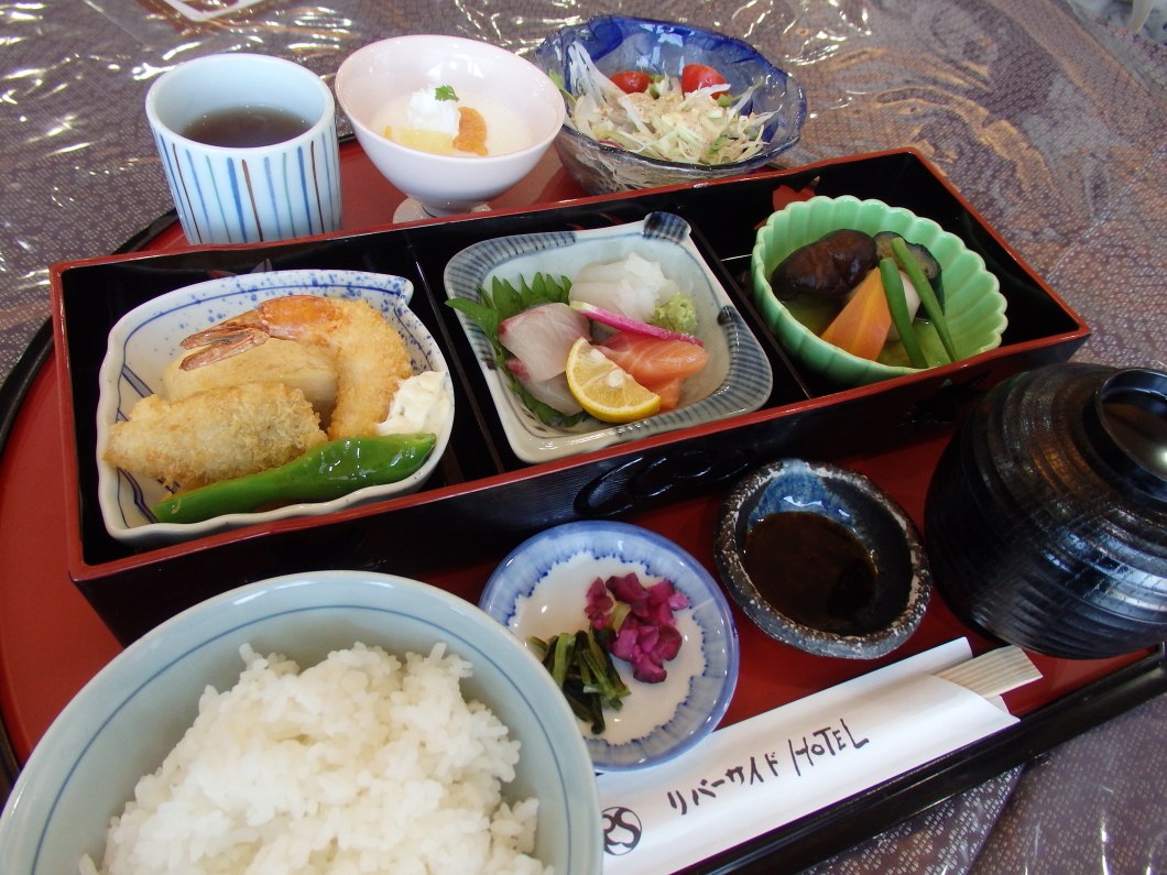 �u���o�[�T�C�hHOTEL�v�Ŏ����̉��Η���������������