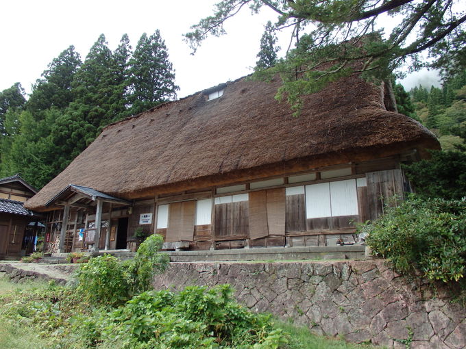 富山・五箇山 相倉合掌造り集落「勇助」は宿泊もできる展示館 | 富山県