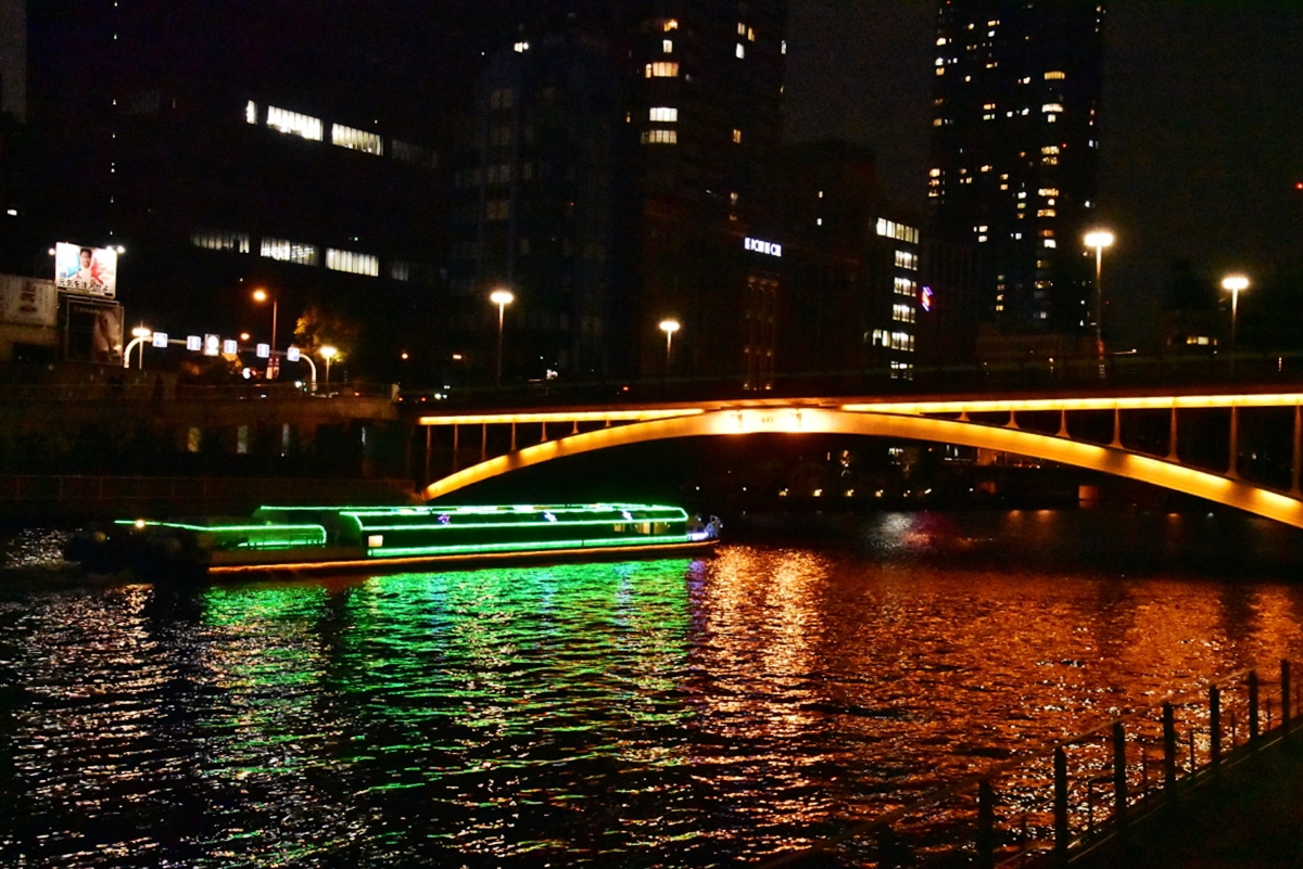 「天神橋」のライトアップは天神祭の灯りがテーマ