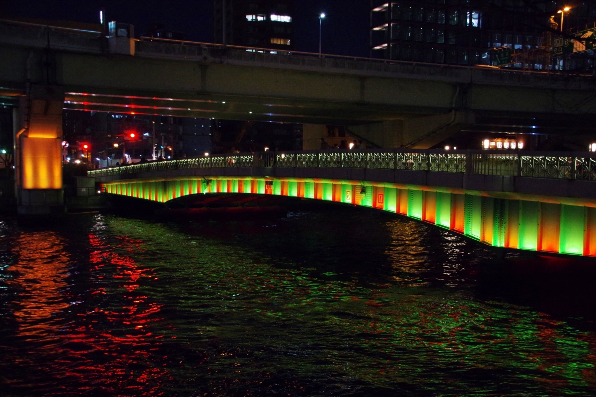 水面にきらめく「水晶橋」のライトアップ