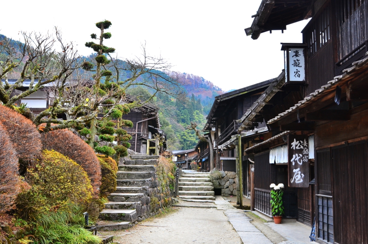 「妻籠宿」は日本で初めての“重要伝統的建造物群保存地区”