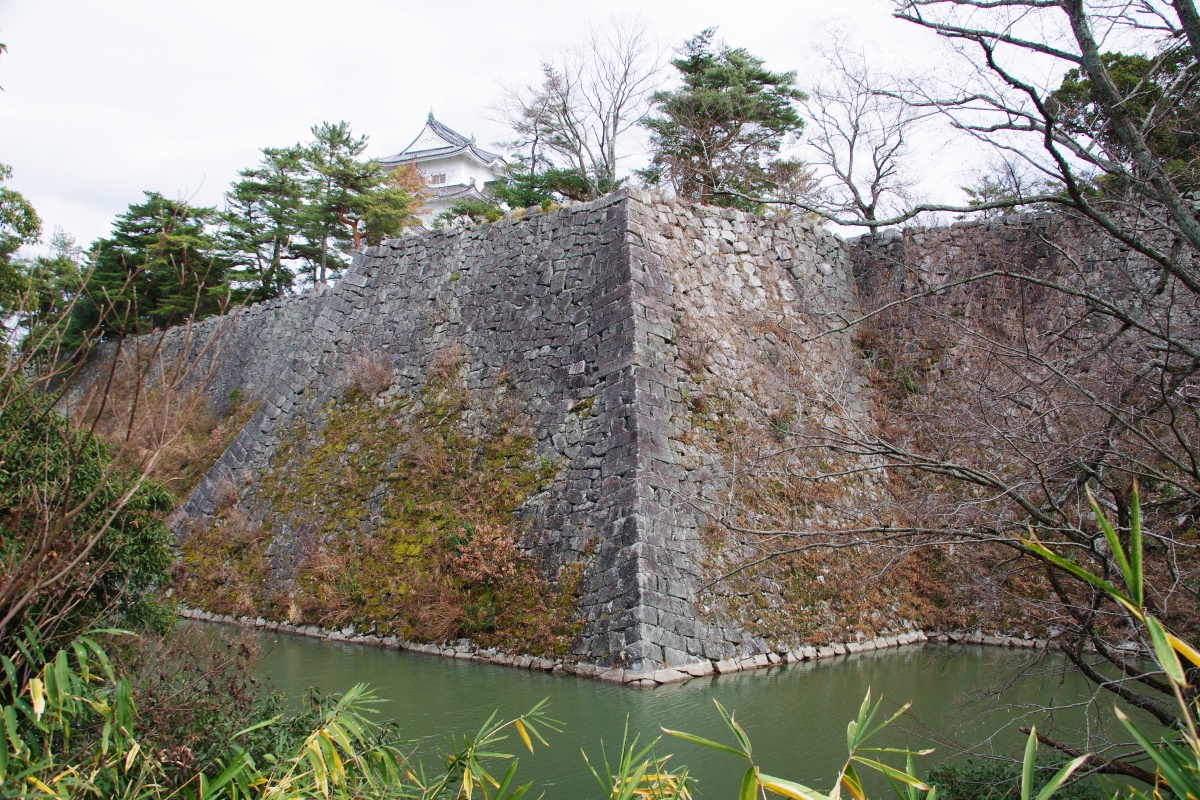 �u�ɉ����v�͏������ό��̒��S�ł���ɉ�s�̃V���{��