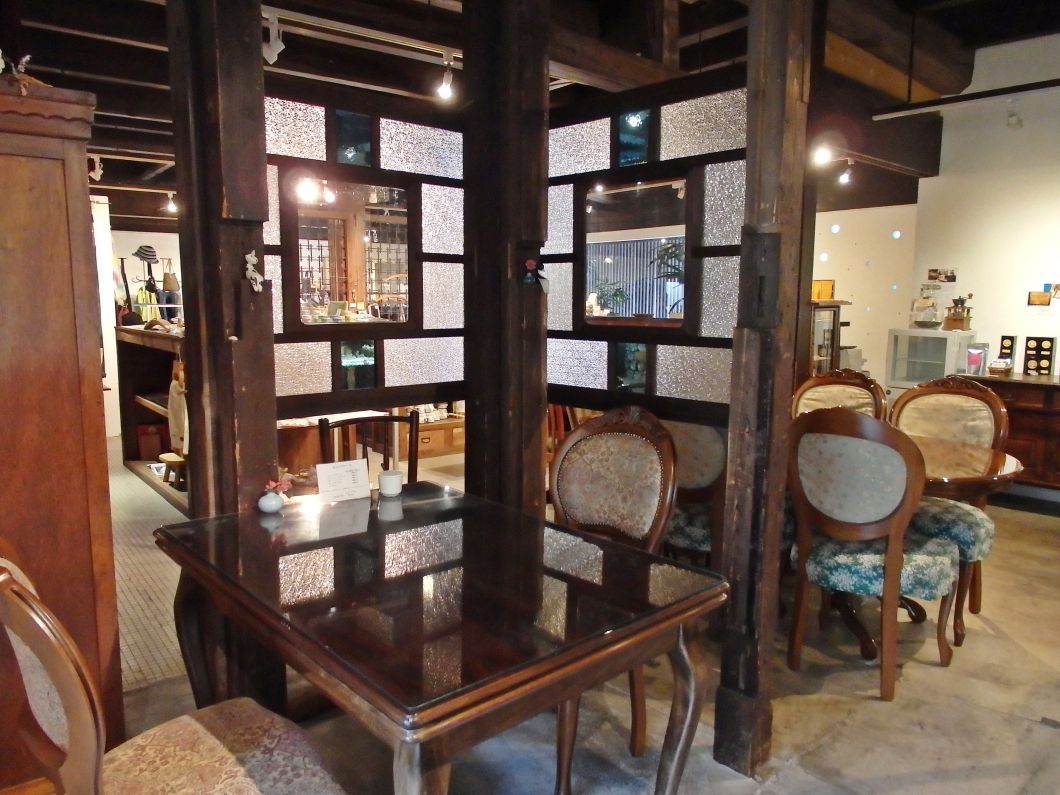 AeB[N̈֎qƃe[u₷炬̋Ԃo