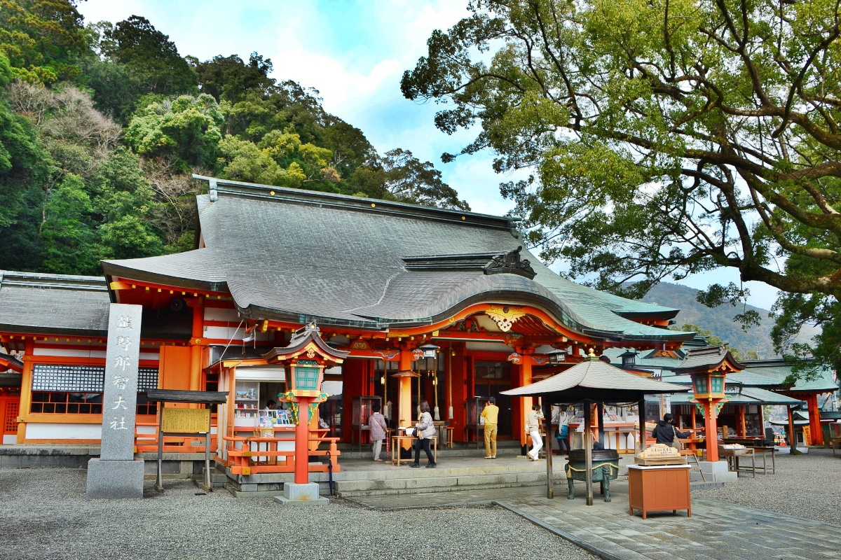 朱色の社殿が鮮やかな熊野三山のひとつ「熊野那智大社」