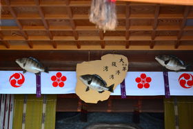 �ނ舤�D�Ɛl�C�̐_�Ђɗ������̃J�t�F�� ���u�M��v������̋L���T���l�C��