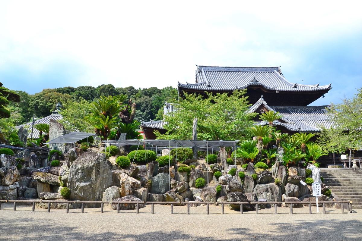 和歌山「粉河寺」は名勝の枯山水庭園と本堂の調和がスゴい！
