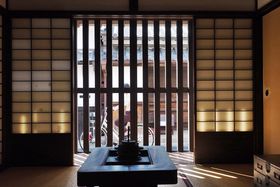 �ޗǒ��̒��Ƃ߂���ōŏ��ɖK�ꂽ���u�Ȃ�܂��i�q�̉Ɓv�̋L���T���l�C��