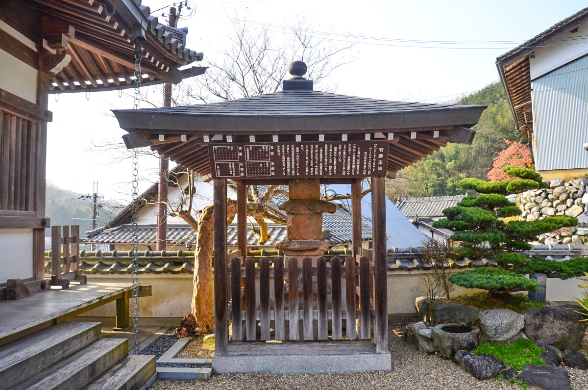 日本最古の在銘石造層塔！龍福寺の「竹野王碑」