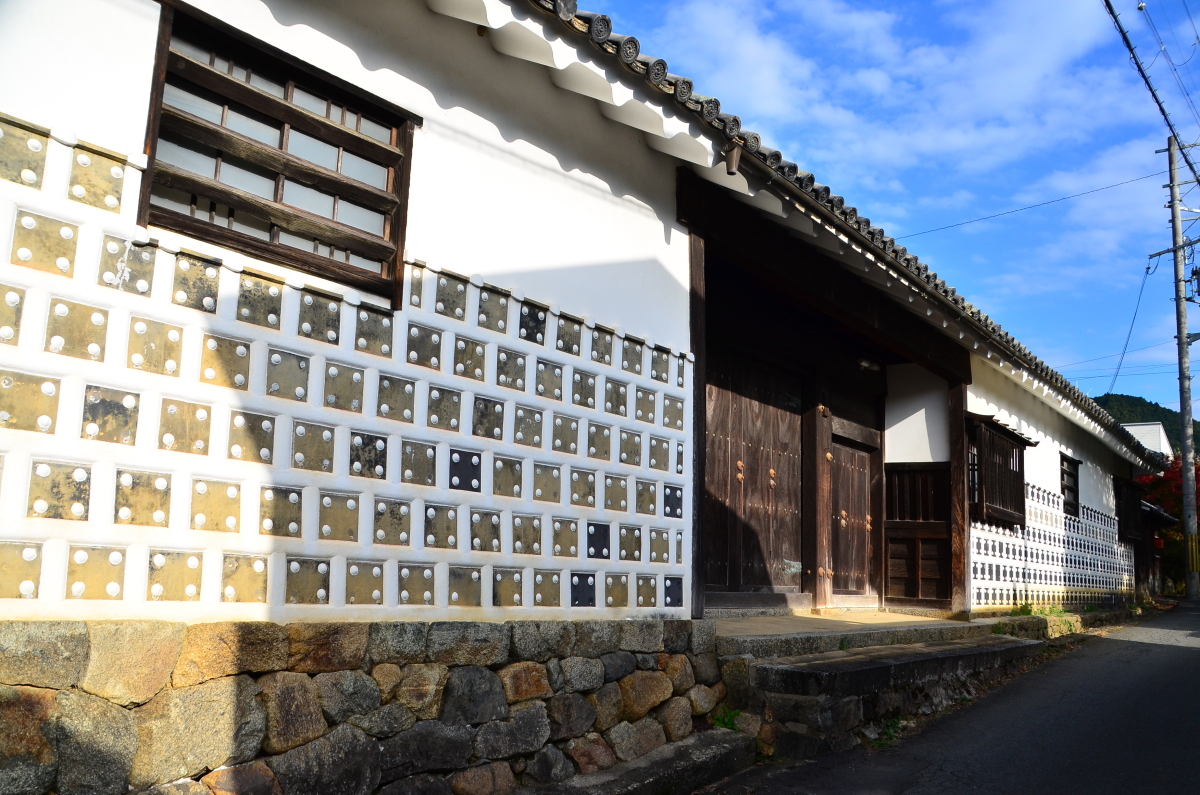 なまこ壁が美しい旧高取藩の家老屋敷「植村家長屋門」