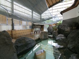福岡朝倉市「原鶴温泉 やぐるま荘」巨岩と緑の開放的な大浴場！