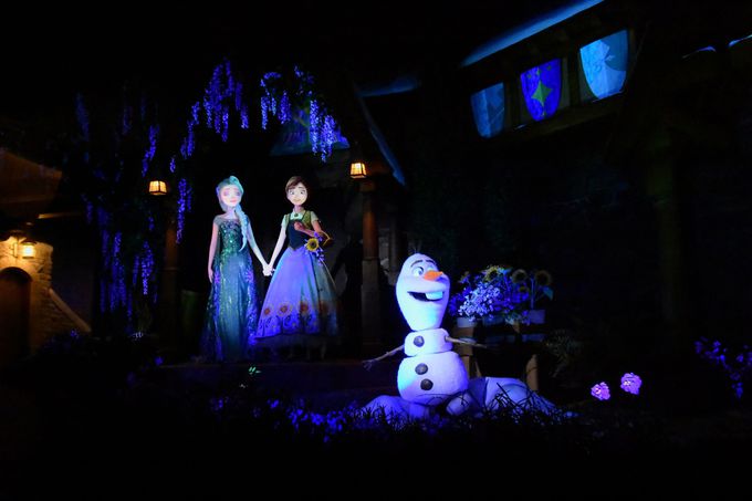 常夏フロリダ・ディズニーでは涼し気な『アナ雪』の世界が魅力的 