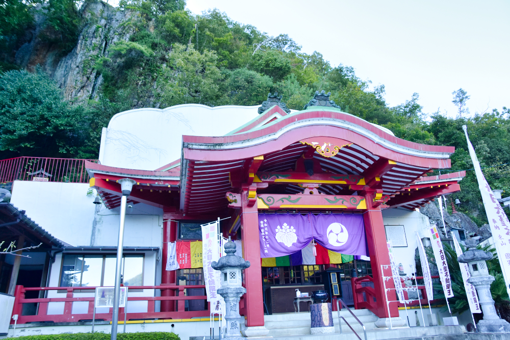 日本最大級の岩窟本堂が有名な「岩戸弘法弘峰寺」