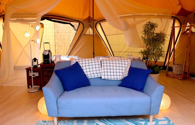 �f�B�i�[�́A�V�F�t���ڂ̑O�ō���Ă����o�[�x�L���[