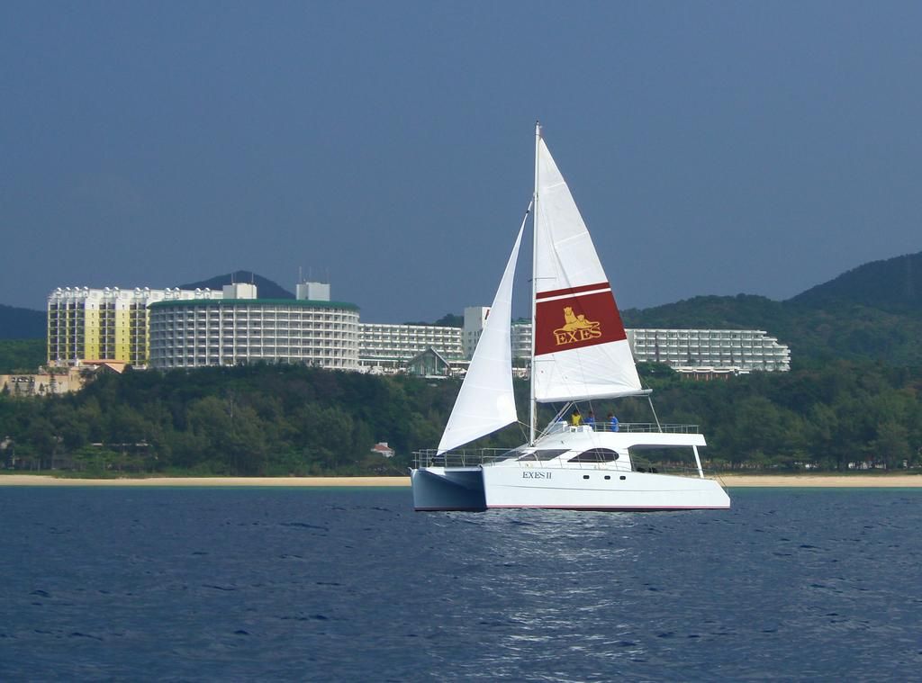 �f�B�i�[�́A�V�F�t���ڂ̑O�ō���Ă����o�[�x�L���[