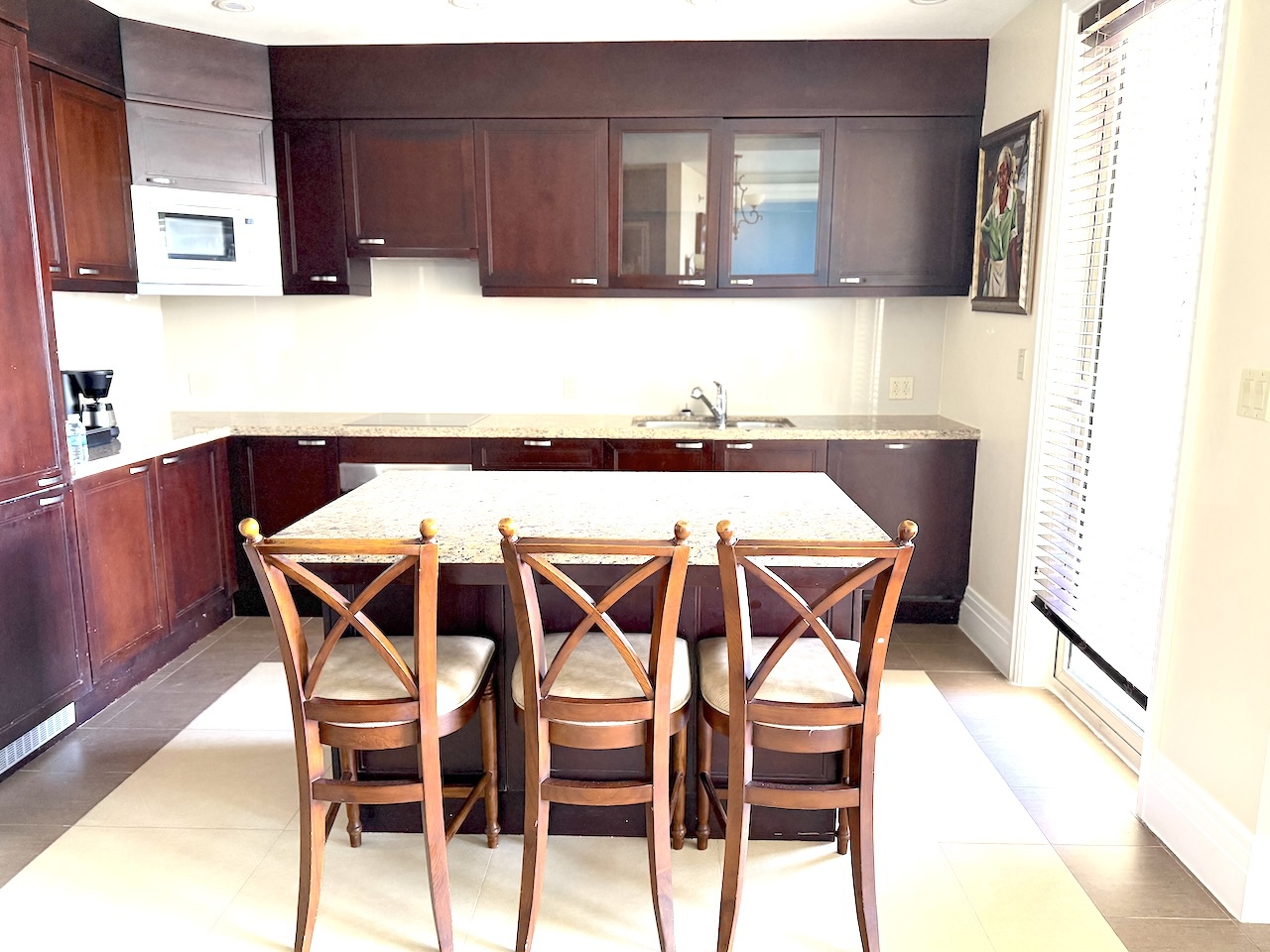 �����̒��Ŗ��q�ɂȂ��X�C�[�g���[��