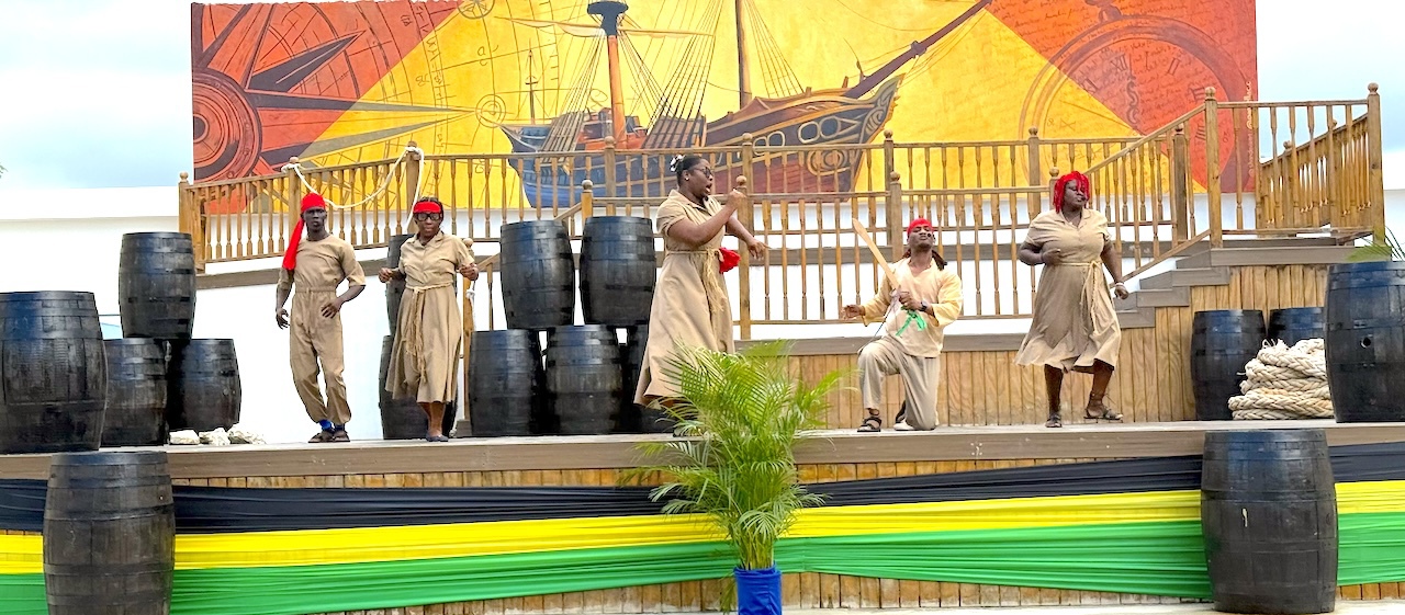 ���j�̌��^�e�[�}�p�[�N�I�A�[�e�B�U���E�r���b�W