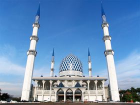 マレーシア観光はブルーモスクへ！心清められる青×白の世界