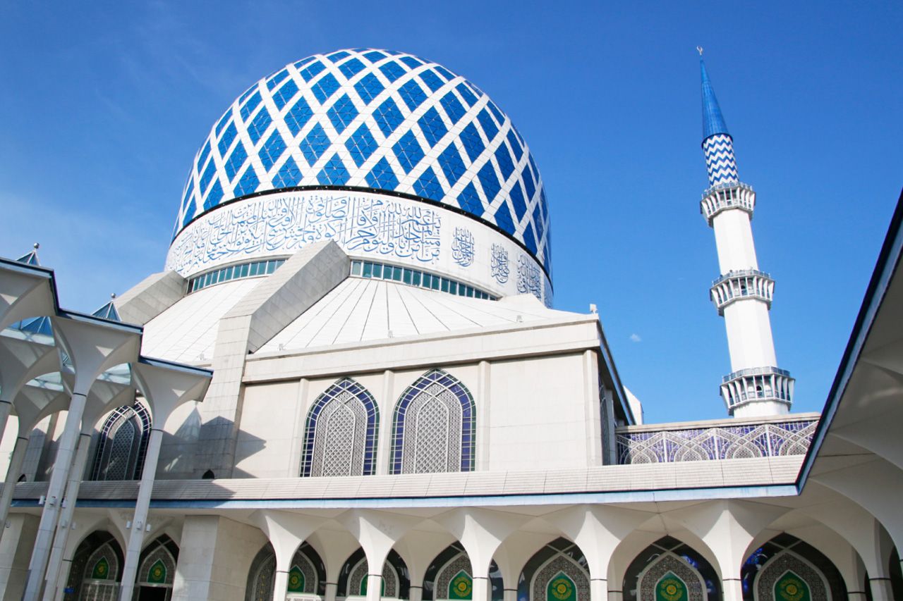 青×白が美しい…！マレーシアの観光名所・ブルーモスクとは