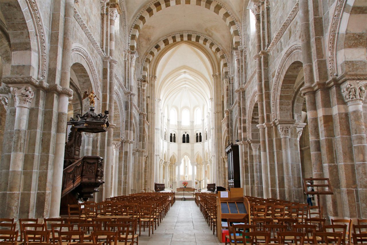 フランスワイナリーツアーへ シャブリ 可愛いヴェズレー村巡り フランス トラベルjp 旅行ガイド