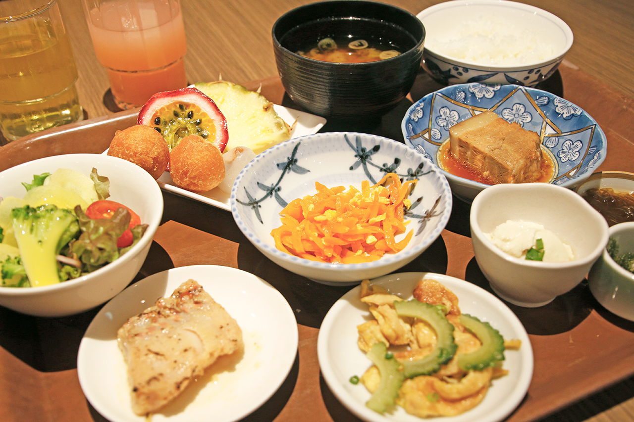 沖縄料理が食べられる大満足の朝食ブッフェ＆絶景カフェ