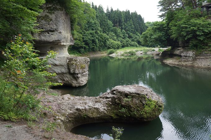 奇岩とは対照的な穏やかな河の流れ