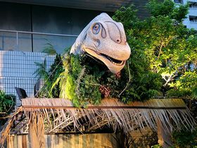 恐竜とプールサイドビアガーデン！ホテルニューオータニ大阪