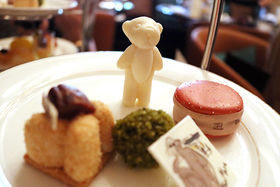 �U�E���b�c�E�J�[���g�����̃o�[��Max Mara�A�t�^�k�[���e�B�[���̋L���T���l�C��