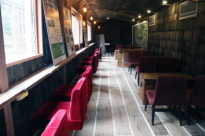 �d�Ԃ𒭂߂Ȃ��璩�H��