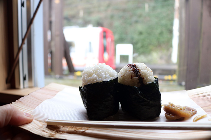 �d�Ԃ𒭂߂Ȃ��璩�H��