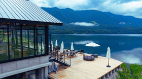 E،ΔȂ̐iJtFIao LAKESIDE CAFEɏtj[őLTlC