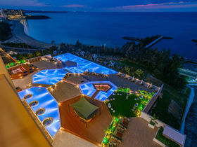 �u�A�N�A�Z���X �z�e�� & ���]�[�g�v�ŏh���Ґ�p�̃��E���W�T�[�r�X���X�^�[�g�I�̋L���T���l�C��