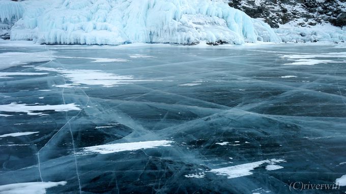 年に一度の地球の奇跡 ロシア バイカル湖に訪れる氷のスーパーイリュージョン ロシア Lineトラベルjp 旅行ガイド