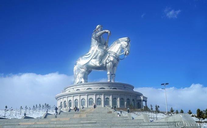 白銀の高原に立つ！高さ40ｍの巨大なチンギスハーン騎馬像