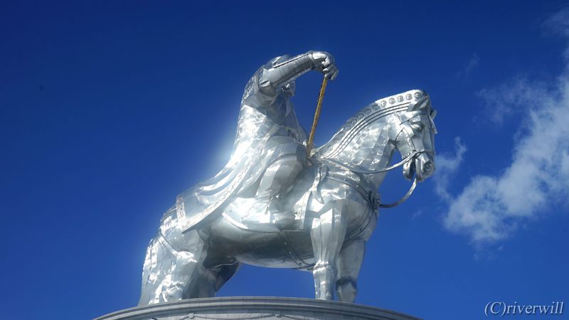 悠久のモンゴル高原に巨像立つ！チンギス・ハーン騎馬像テーマパーク